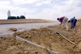 Image du Maroc Professionnelle de  Les ouvriers préparent le sol pour l’installation de risbermes sur une partie du tronçon de l'autoroute Sidi El Yamani Asilah. Lundi 1er Juillet 2002. (Photo / Abdeljalil Bounhar) 